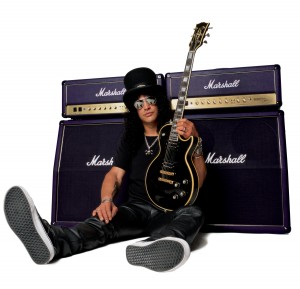 Slash atacado em palco por fã