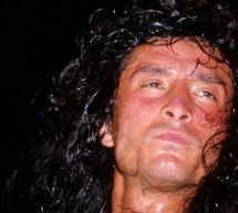 Joey Belladonna (ANTHRAX) placado em palco